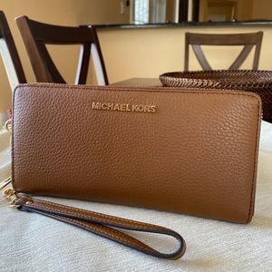 🍂 Michael Kors MK wallet zip around large new